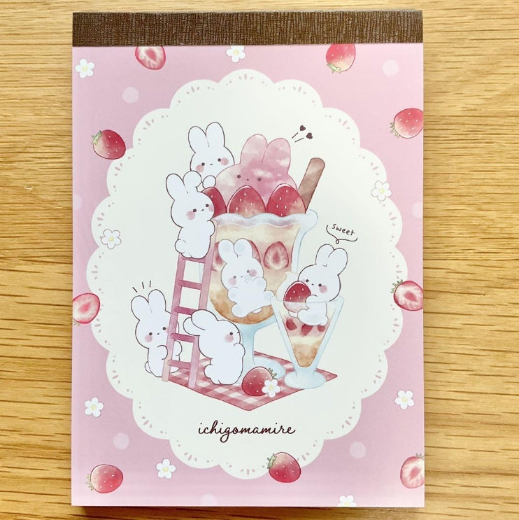 Bloc de notas con conejitos y fresas de Kyowa. Disponible en Nagomi Papelería, tu tienda de papelería japonesa en España.