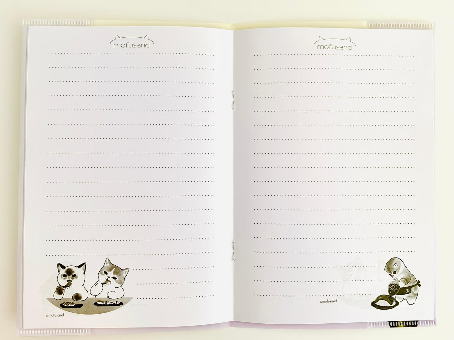 interior de cuaderno con líneas punteadas y diseños de gatitos mofusand comiendo sushi