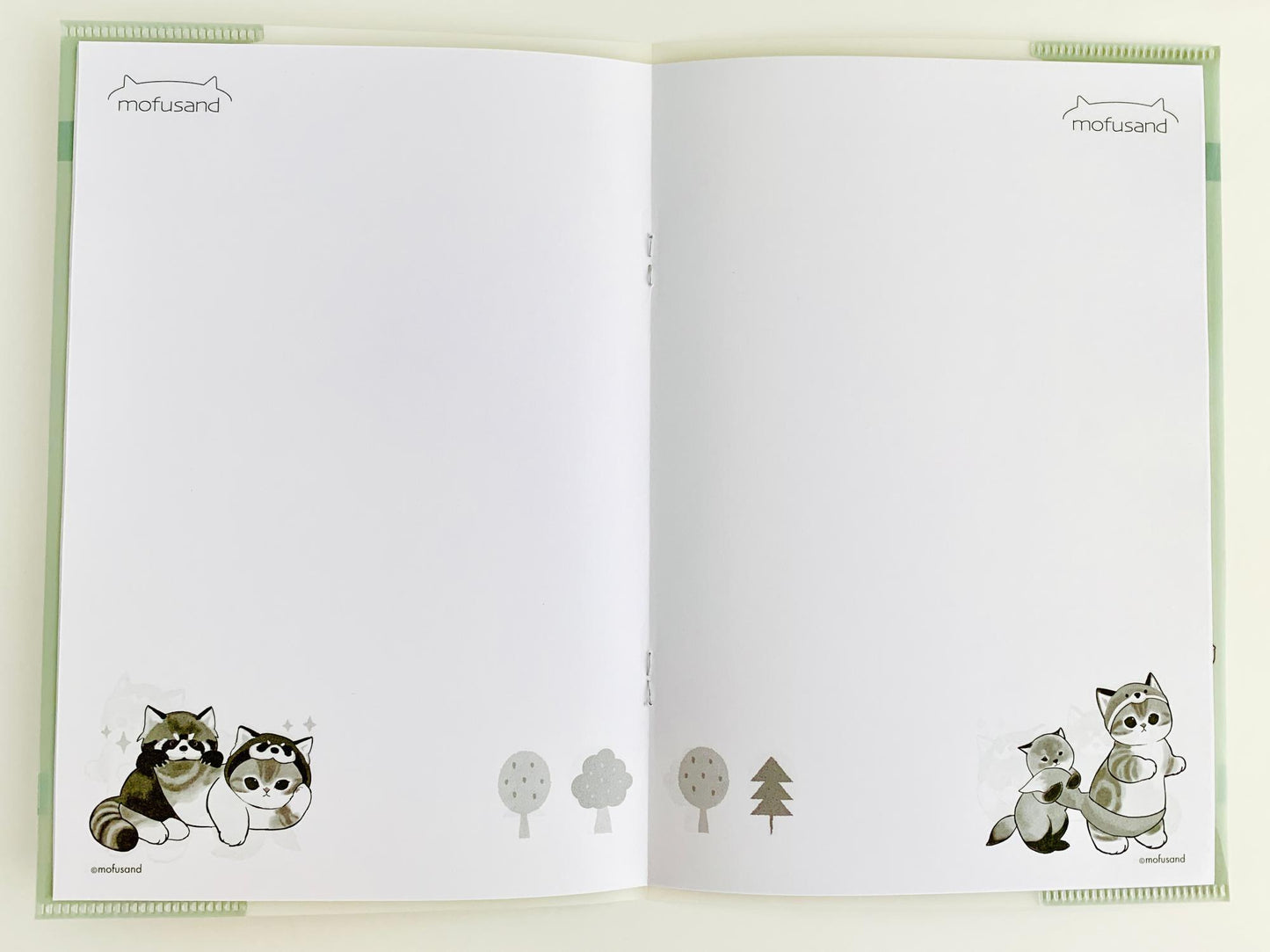 lindo interior del cuaderno mofusand, con sus gatitos disfrazados de mapache y zorro