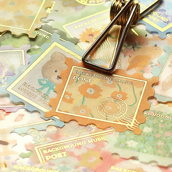 Imágenes de cerca detallando los diseños y detalles con foil dorado de las pegatinas de animales BGM