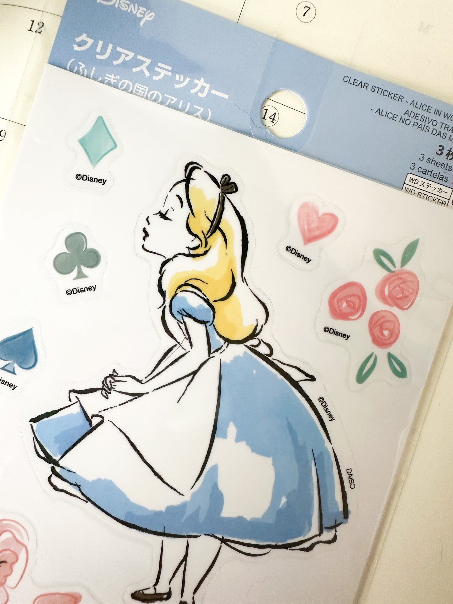 Pegatinas japonesas Disney Alicia en el País de las Maravillas con diseño transparente y detalles de naipes y flores.