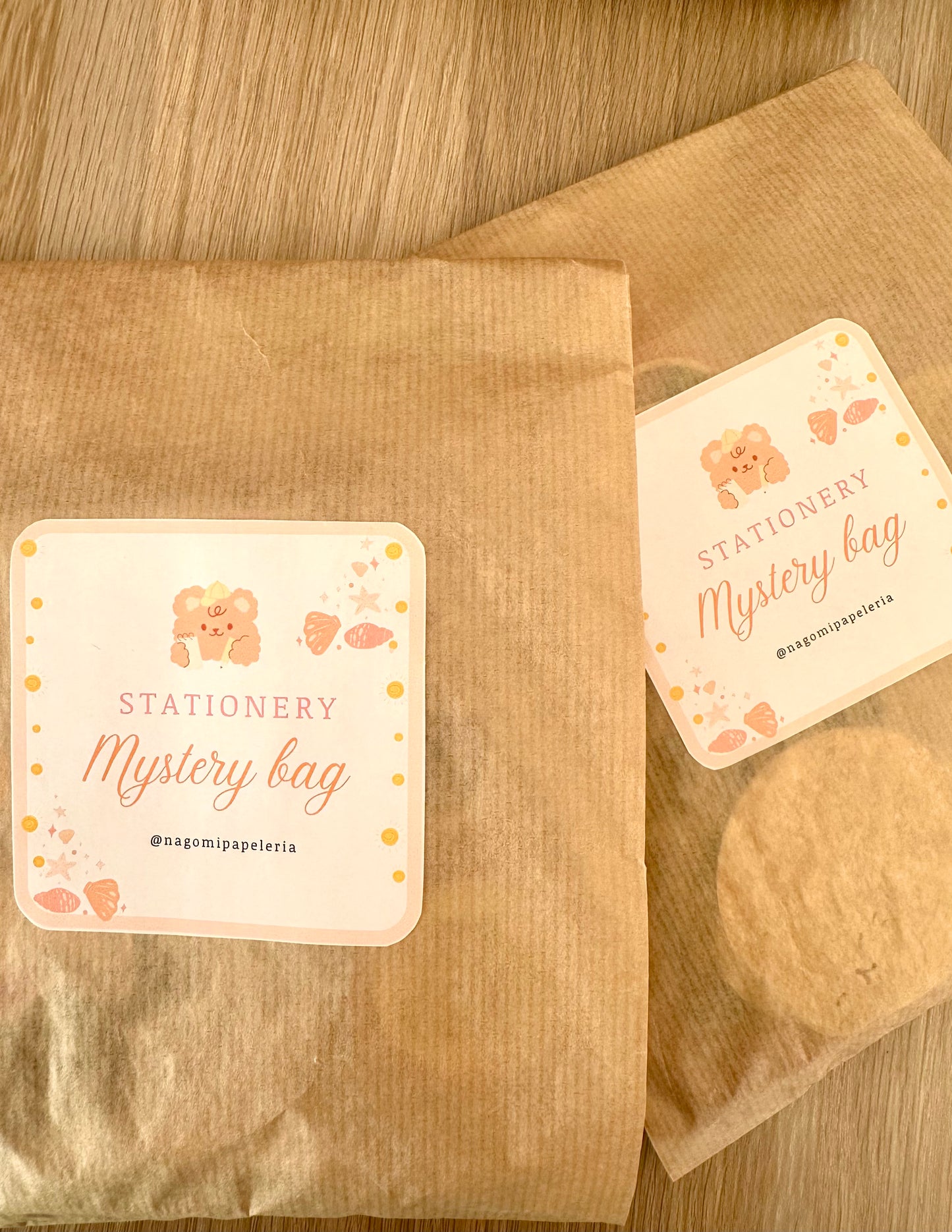 Dos Starionery Mystery Bags juntas sobre una mesa de madera