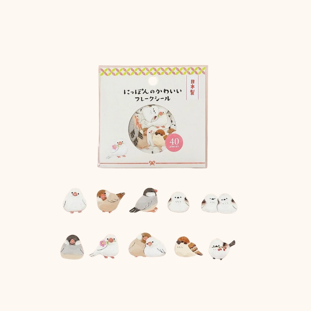 Primer plano de varias pegatinas con pajaritos en diferentes poses y expresiones, resaltando el acabado en papel washi.