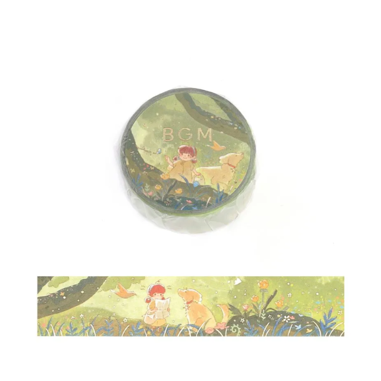 washi tape japonesa de la marca bgm con diseño de un bosque muy verde con flores y una niña leyendo un mapa con un perro