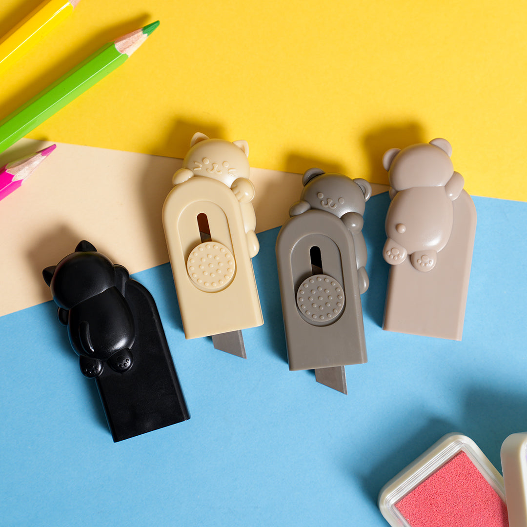 Daiso | Mini cúter retráctil – osos y gatos