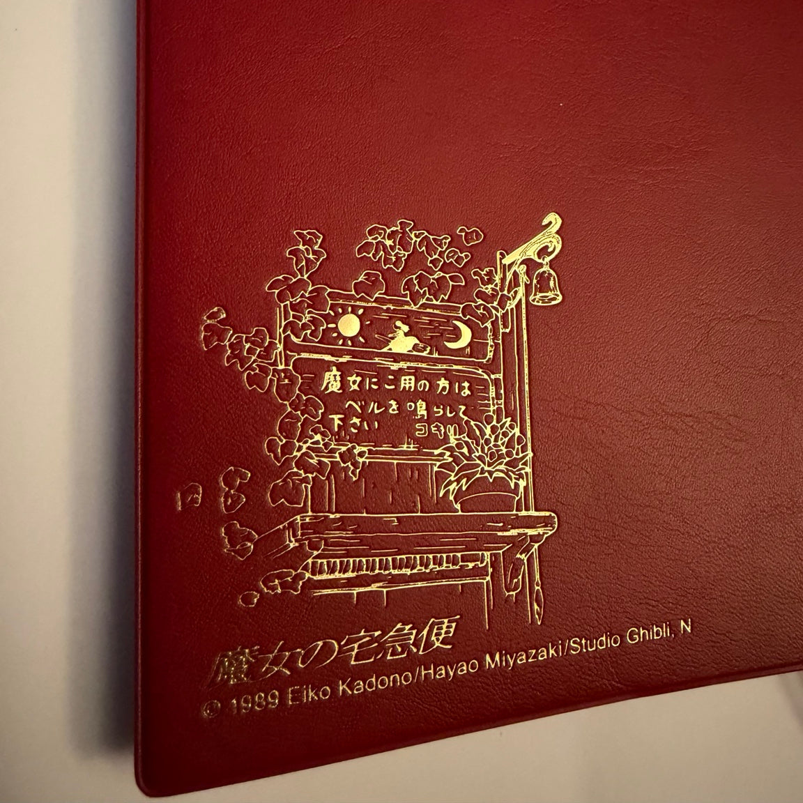 agenda 2026 kiki delivery service cubierta roja detalles dorados papeleria japonesa españa vista lateral