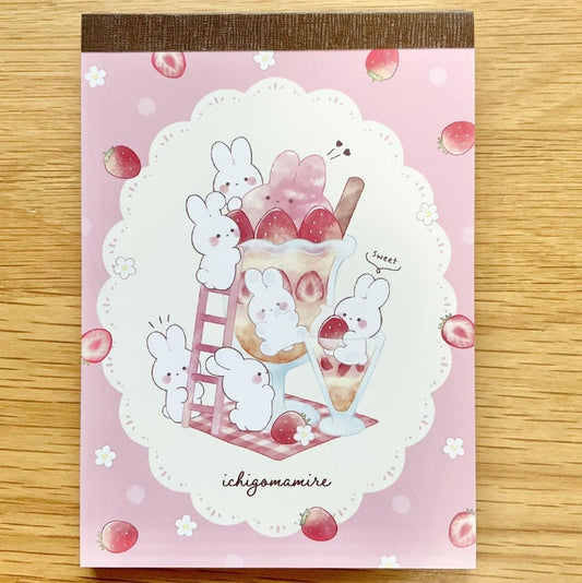 Bloc de notas con conejitos y fresas de Kyowa. Disponible en Nagomi Papelería, tu tienda de papelería japonesa en España.