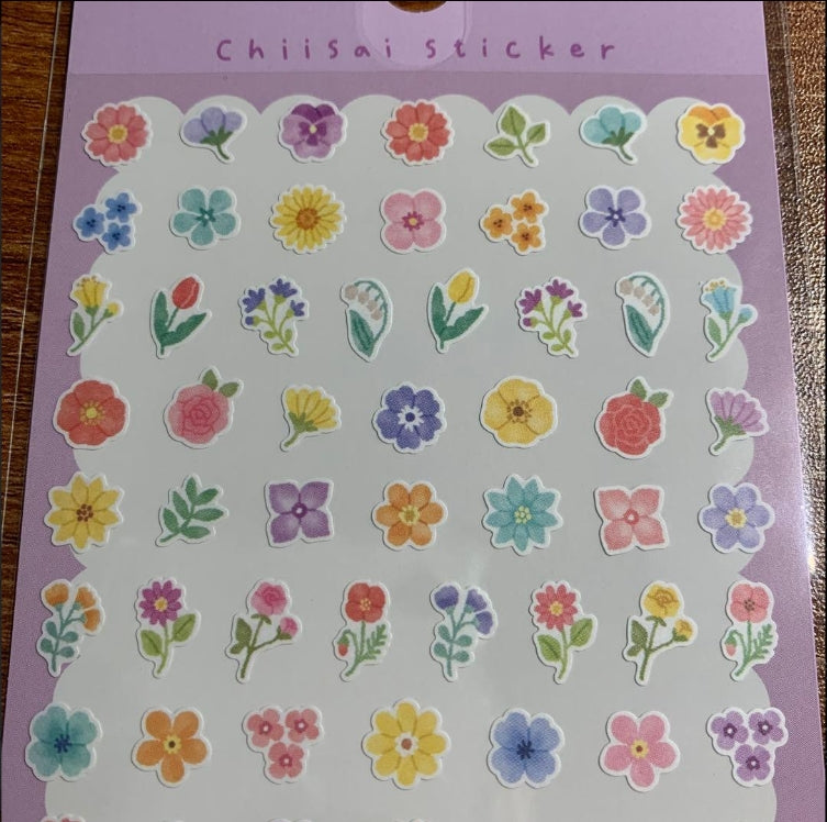 Lámina completa Daiso “Chiisai Sticker” J-9 7697 con pegatinas de flores mini, hechas en Japón, perfectas para journaling y scrap. Nagomi Papelería, papelería japonesa en España.