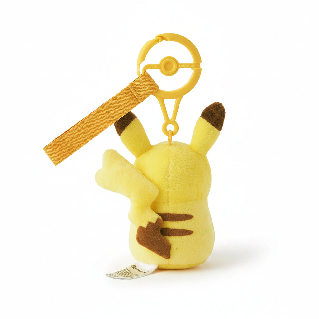 Detalle del llavero de peluche Pikachu con cinta y mosquetón tipo Poké Ball, perfecto para bolso o llaves. En Nagomi Papelería, papelería japonesa en España.