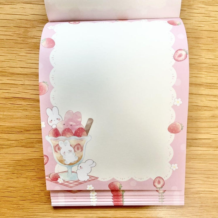 parte interna, hojas ilustradas del Bloc de notas con conejitos y fresas de Kyowa. Disponible en Nagomi Papelería, tu tienda de papelería japonesa en España.