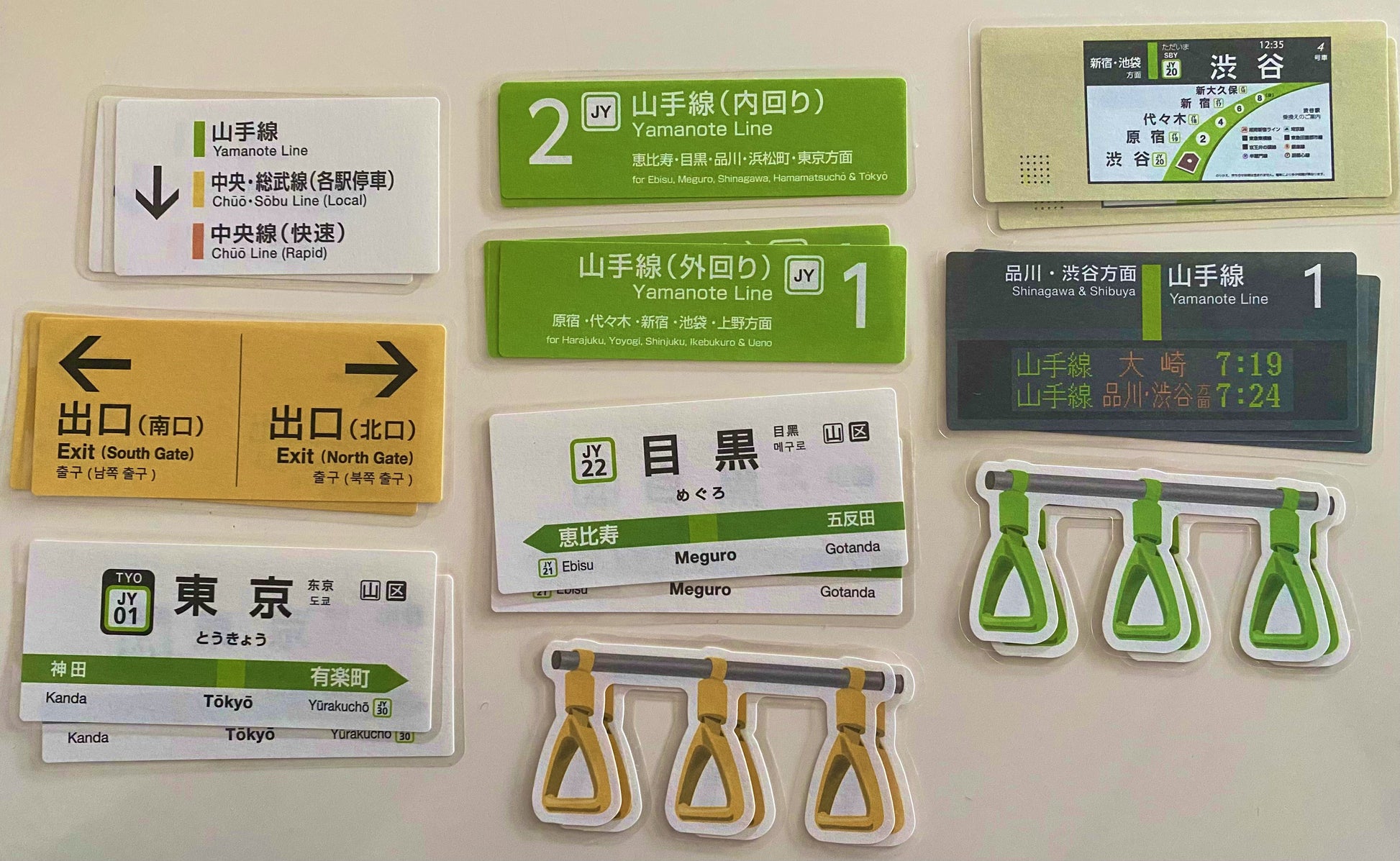 Detalle de los diseños con referencias a la línea Yamanote y otras rutas de Tokio.