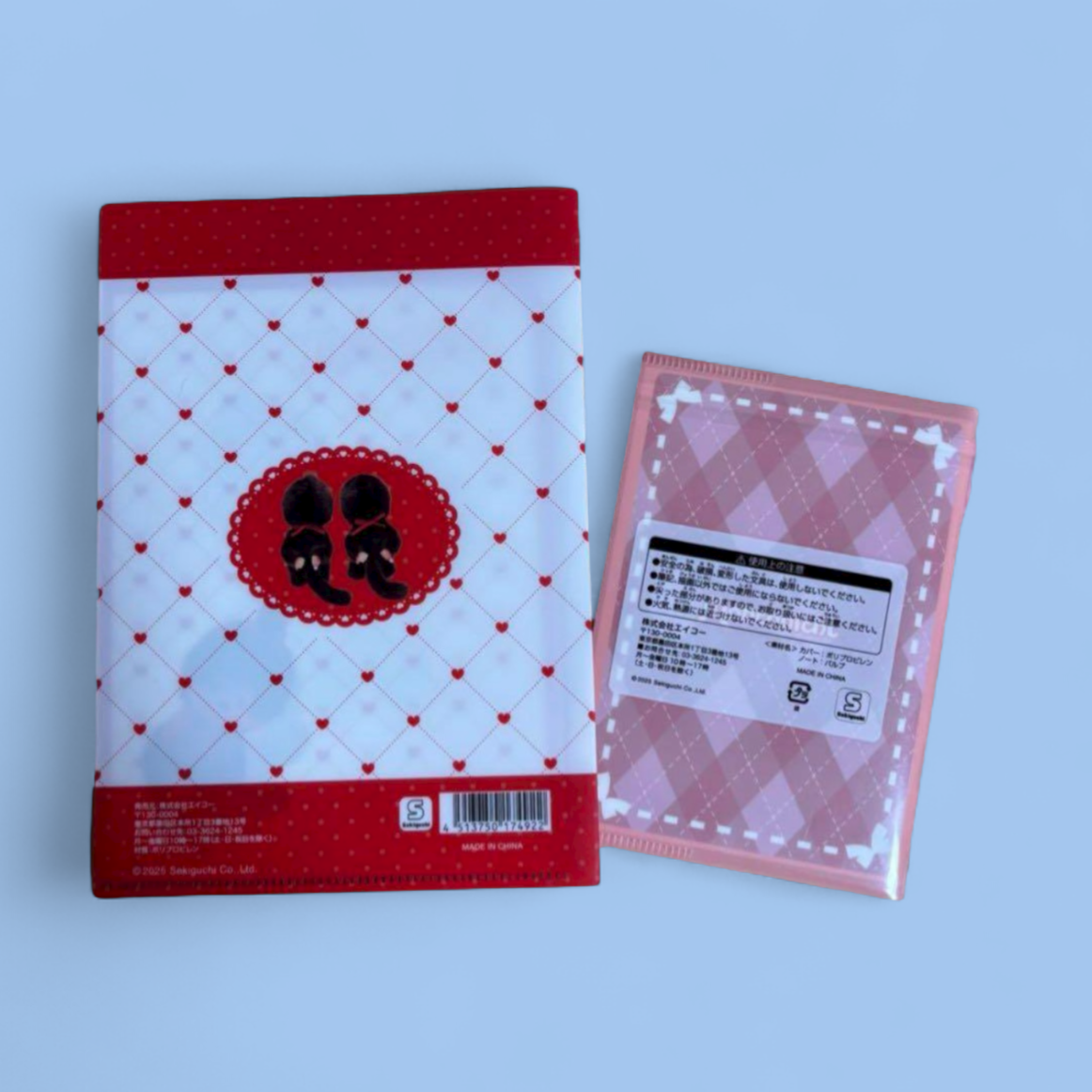 Carpeta A4 Monchhichi oficial con diseño kawaii retro en tonos rojos y rosas