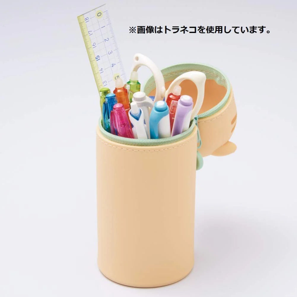 Estuche vertical con varios artículos de papelería, incluyendo bolígrafos y una regla, mostrando su funcionalidad como lapicero para escritorio.