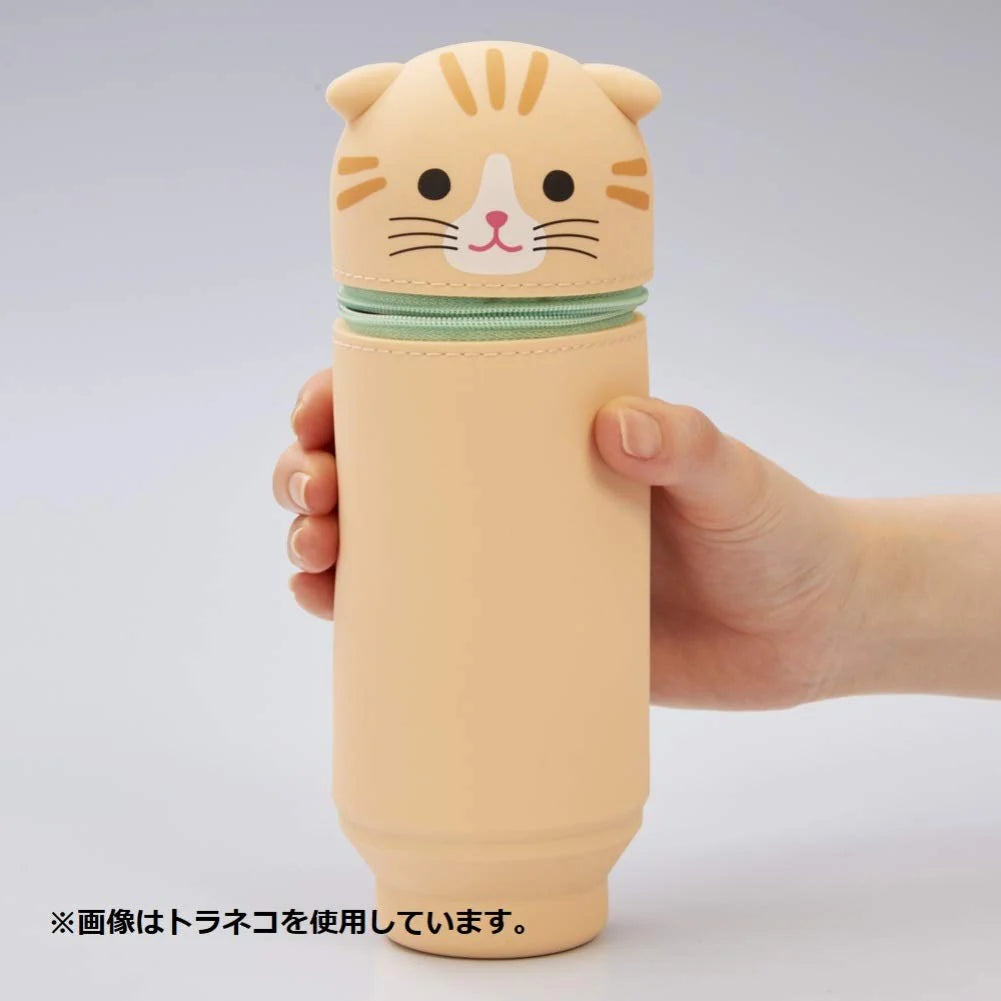 Imagen de un estuche de lápices de silicona con diseño de gato, mostrado en una mano para ilustrar su tamaño y funcionalidad