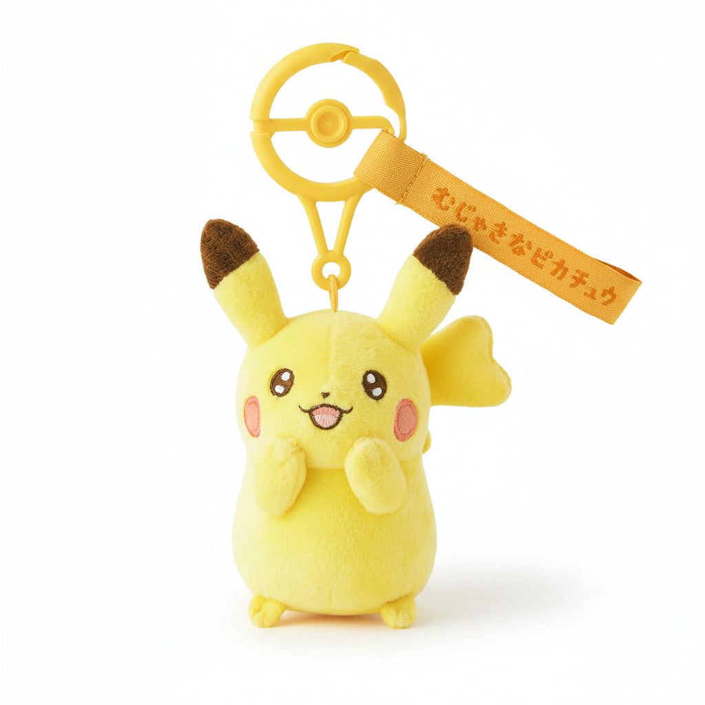 Llavero de peluche Pikachu de frente, suave y kawaii, con mosquetón tipo Poké Ball. En Nagomi Papelería, papelería japonesa en España.