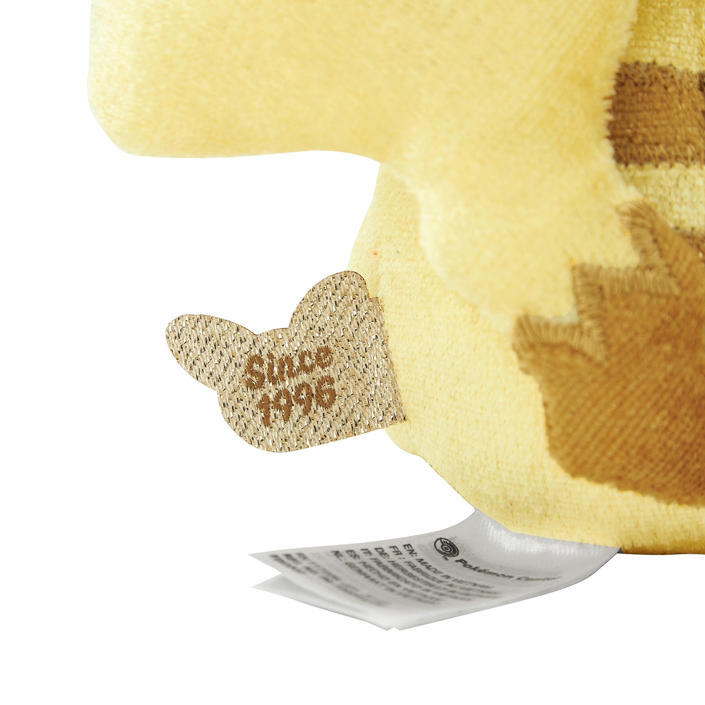 Llavero peluche Pikachu “30th” estilo coleccionista, perfecto para decorar tu mochila con toque japonés. En Nagomi Papelería, papelería japonesa en España.