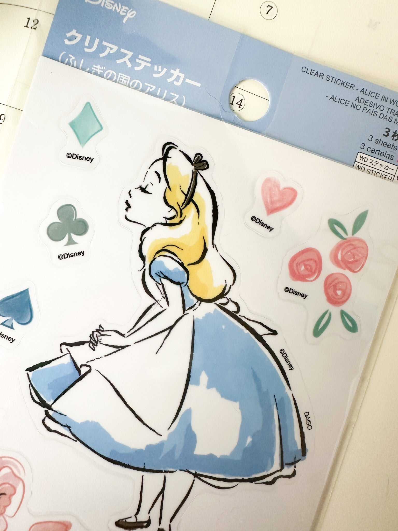 Pegatinas japonesas Disney Alicia en el País de las Maravillas con diseño transparente y detalles de naipes y flores.

