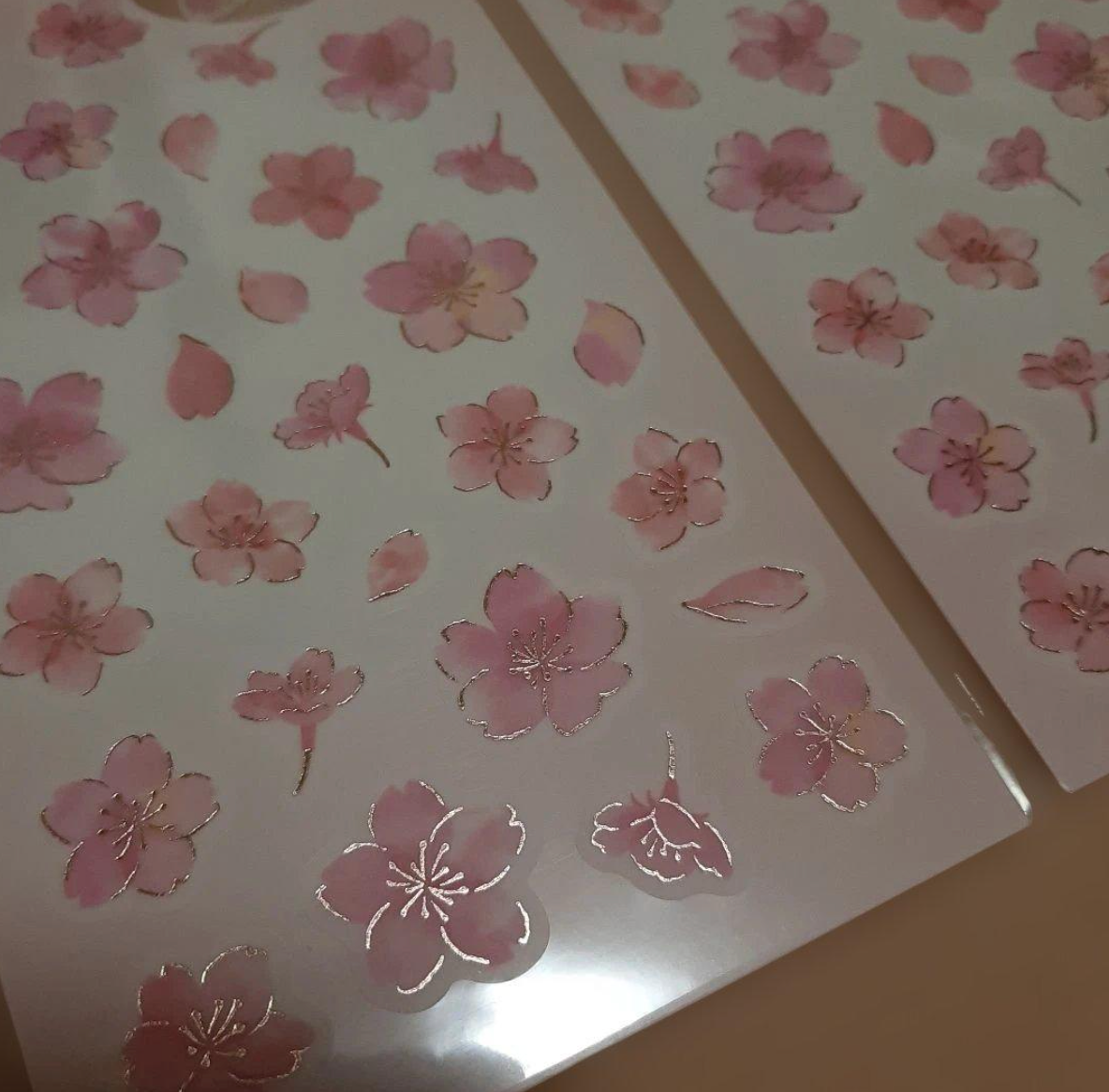 Vista cercana de las pegatinas de flores de sakura con foil dorado