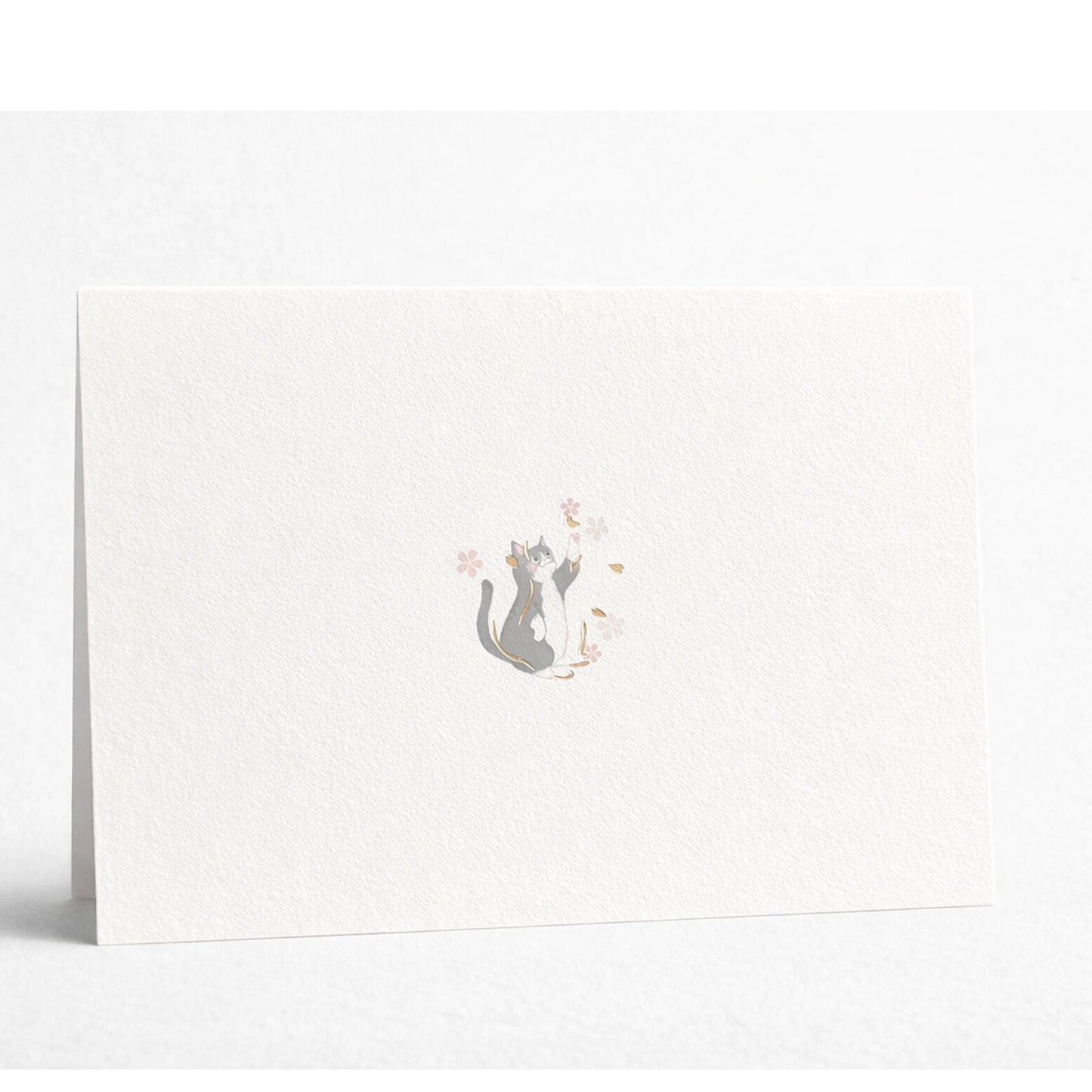Greeting card de primavera con cerezos en flor y gatos en estilo tierno, ideal para cumpleaños y agradecimientos. En Nagomi Papelería, papelería japonesa en España.