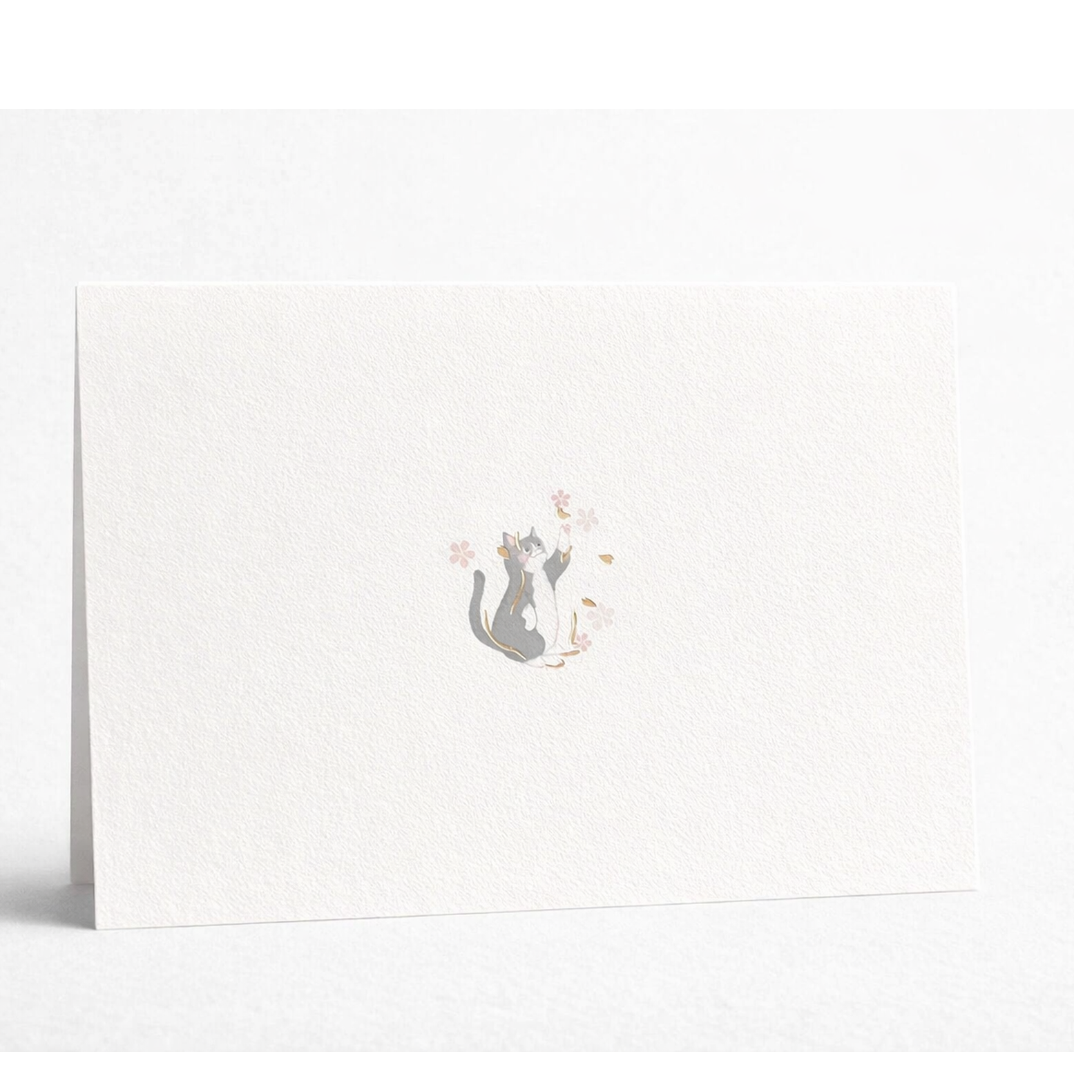 Greeting card de primavera con cerezos en flor y gatos en estilo tierno, ideal para cumpleaños y agradecimientos. En Nagomi Papelería, papelería japonesa en España.