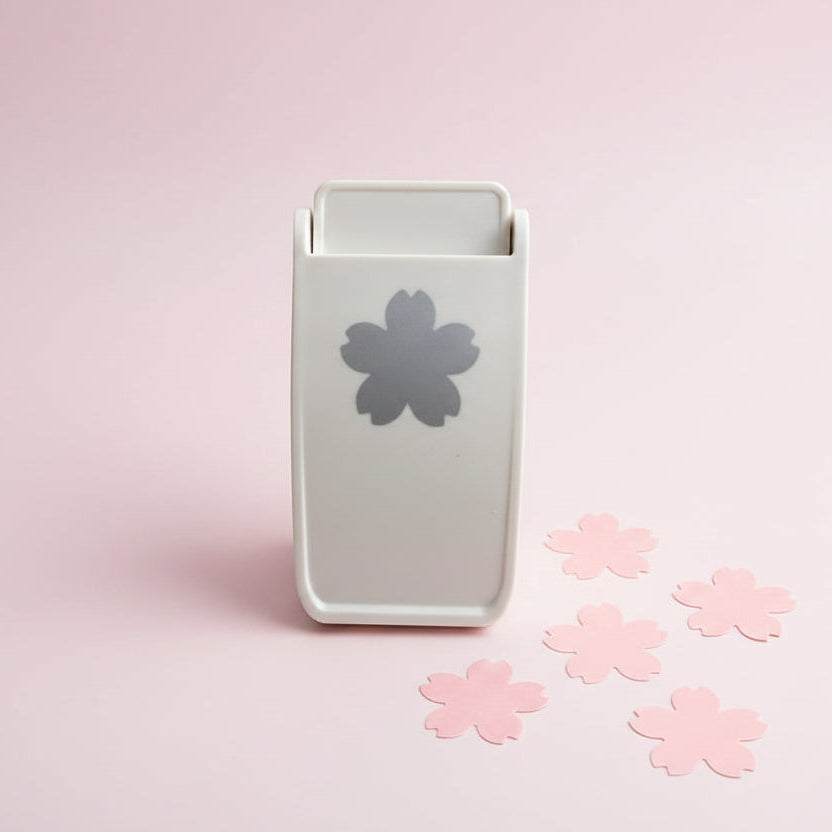 Perforadora/troqueladora Decop estilo sakura para recortes limpios de 38 mm, ideal para planners, collage y manualidades. Disponible en Nagomi Papelería, papelería japonesa en España.