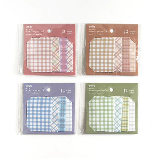 Set de mini hojas adhesivas tipo masking sheets de la marca Amifa, con 4 variantes de cuadros en tonos pastel (rosa, marrón, azul y verde), cada pack incluye 12 piezas con diferentes diseños de estampado gingham y plaid.